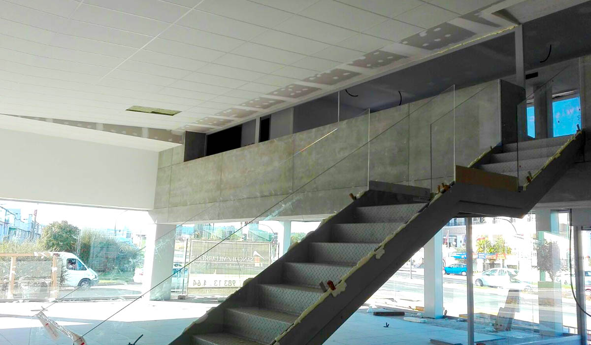 construccion-escalera-moderna-para-espacio-comercial-automocion