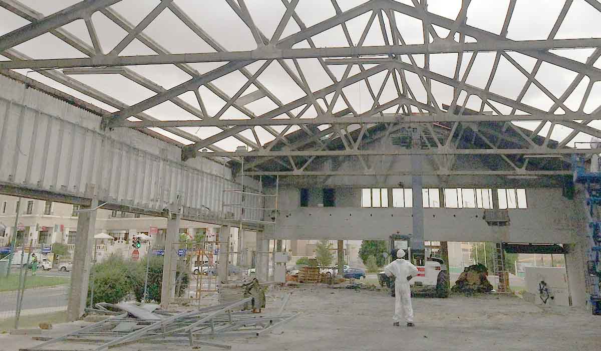 desmontando-cubierta-hyundai-reforma-espacio-comercial-coches