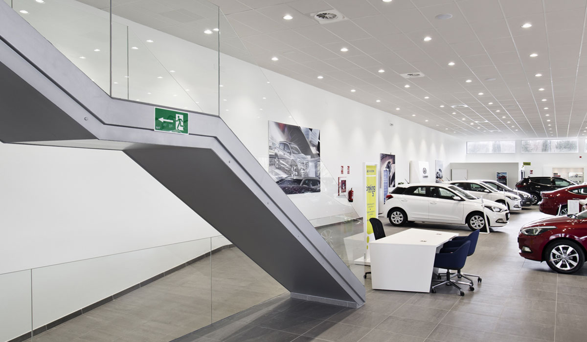 detalle-escalera-obra-concesionario-Hyundai