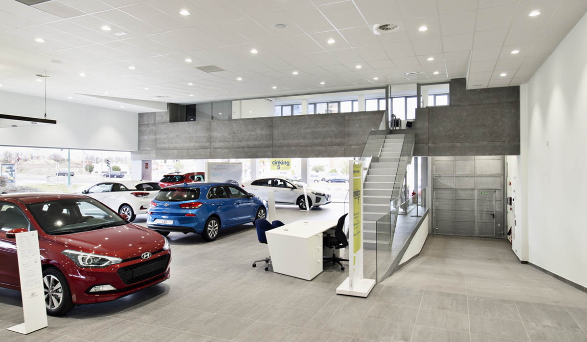 exposicion-coches-y-sala-reuniones-concesionario-Valladolid
