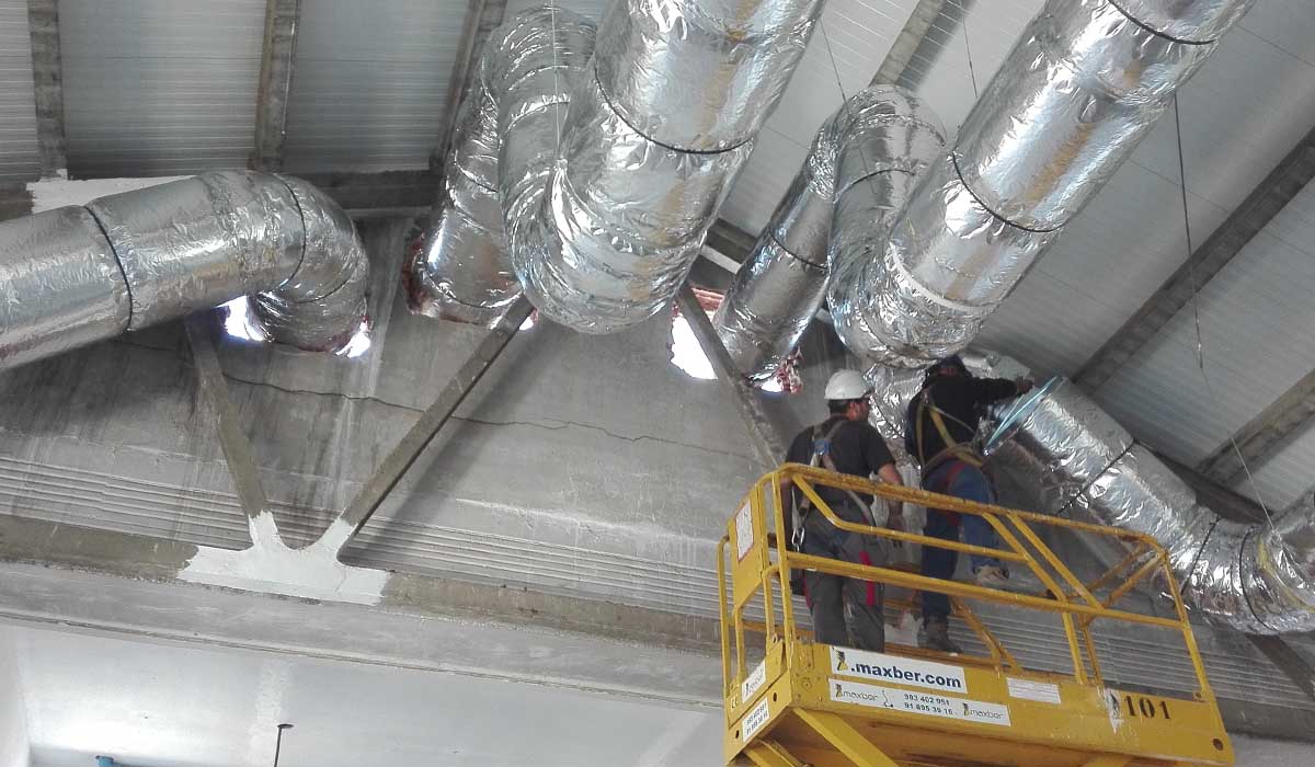 montando-instalaciones-ventilacion-climatizacion-concesionario-Hyundai