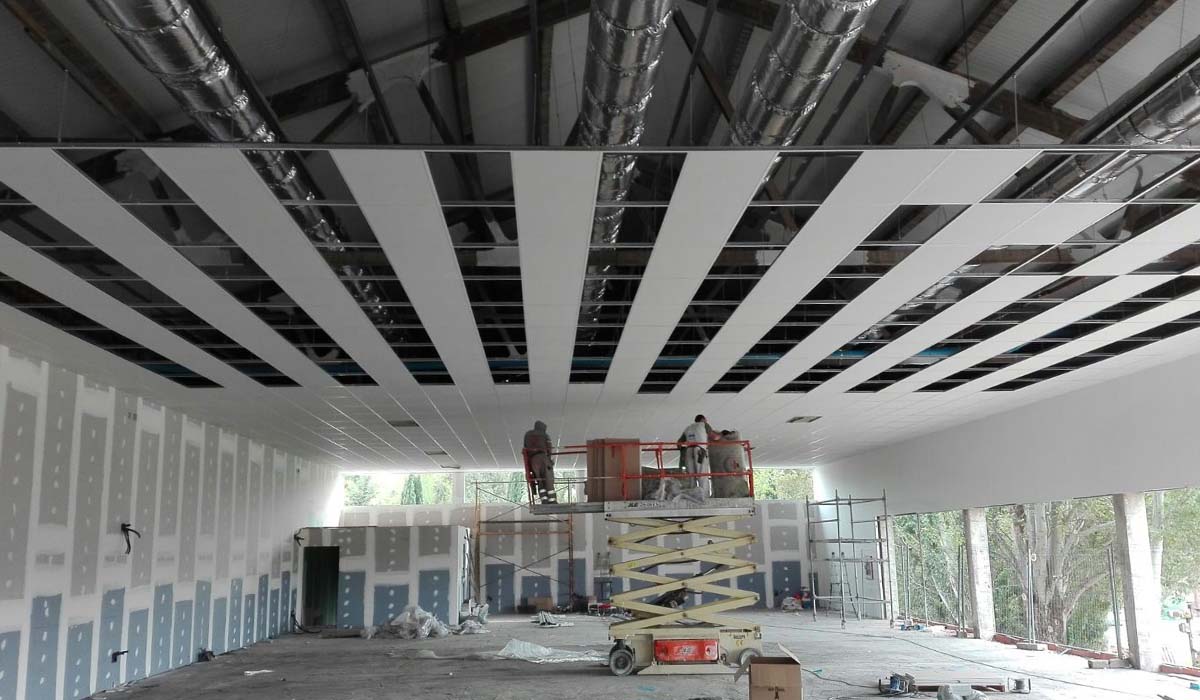 montando-techo-tecnico-concesionario-comercio-hyundai