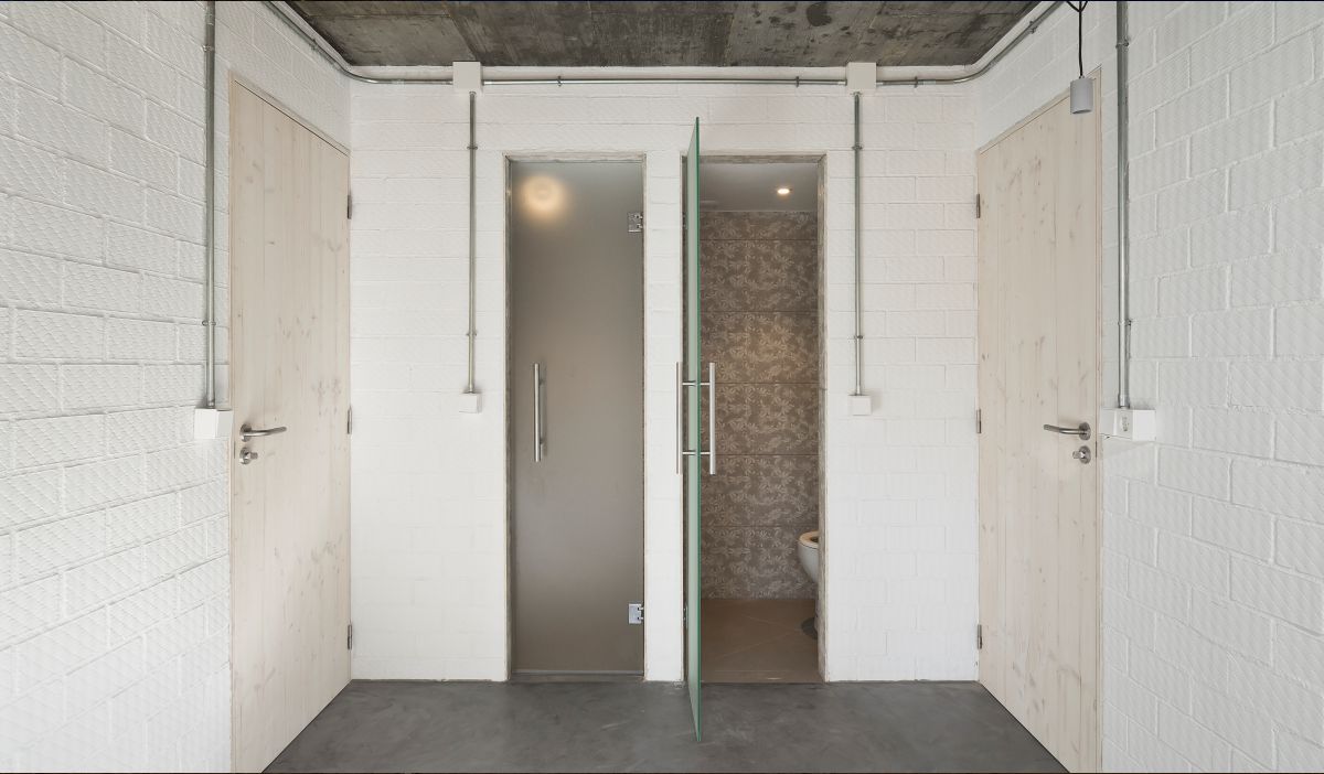 puertas-banos-aseos-casa-Pinar-de-Antequera-arquitectura-look-industrial