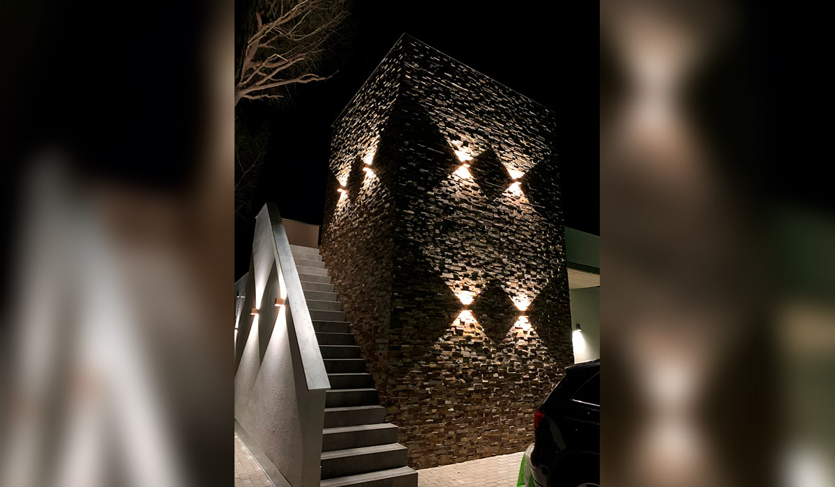 Fachada unifamiliar iluminación nocturna en la urbanización El Montico Valladolid