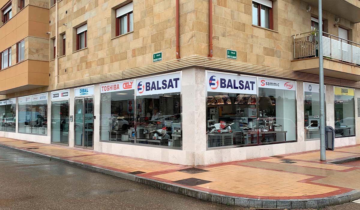 Obra terminada de adecuación del local-tienda de electrónica en Arroyo para Balsat
