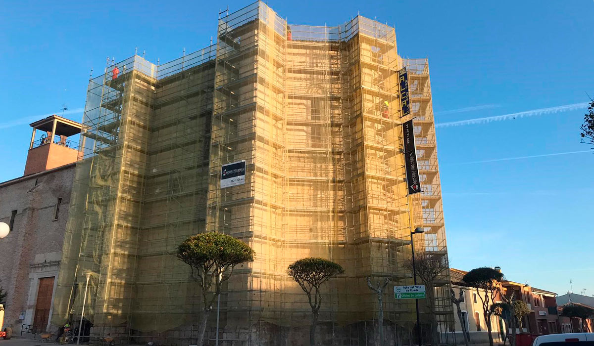 Visión externa de los andamios de la iglesia de Valdestillas