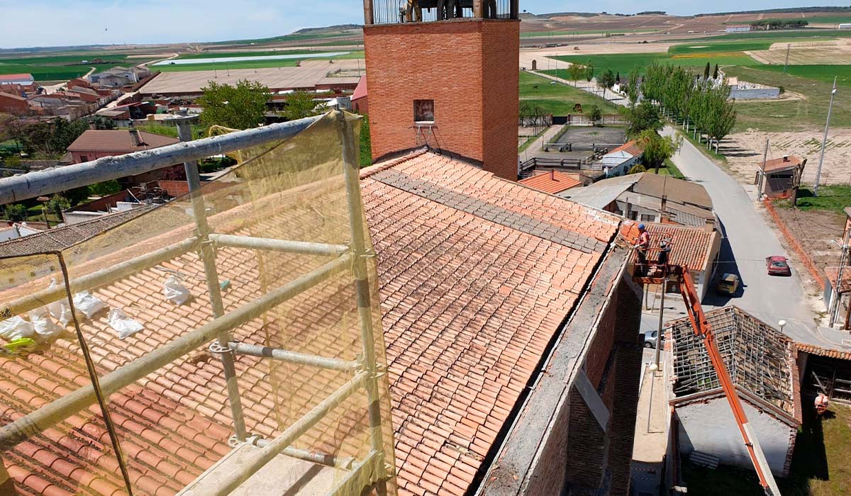 Andamios en el tejado de la iglesia de Valdestillas, Valladolid