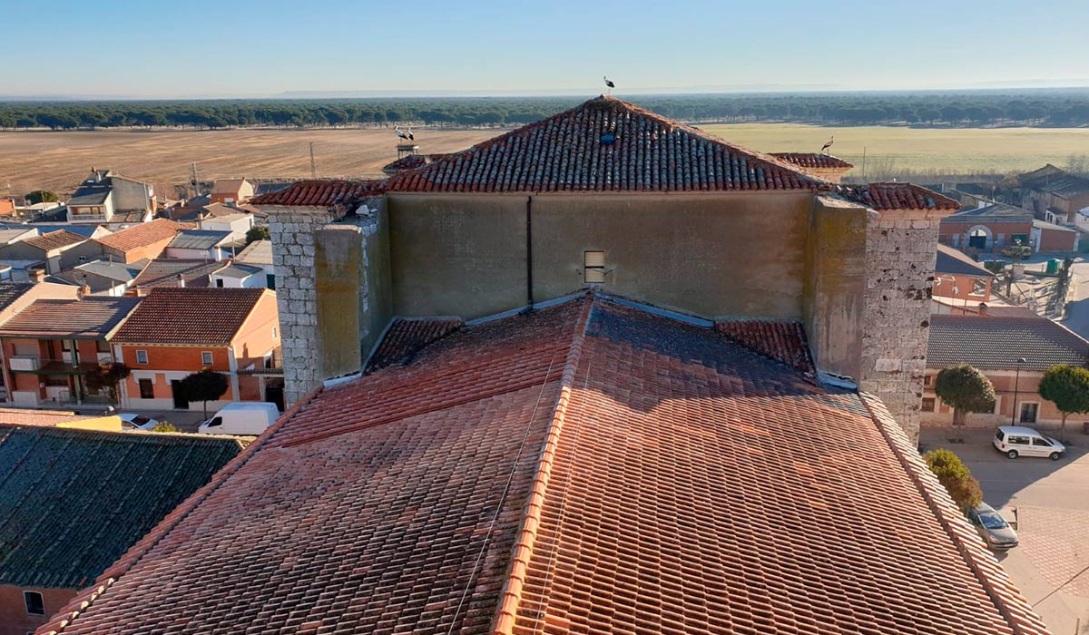 Visión aérea del campanario de la rehabilitación de la iglesia en Valdestillas